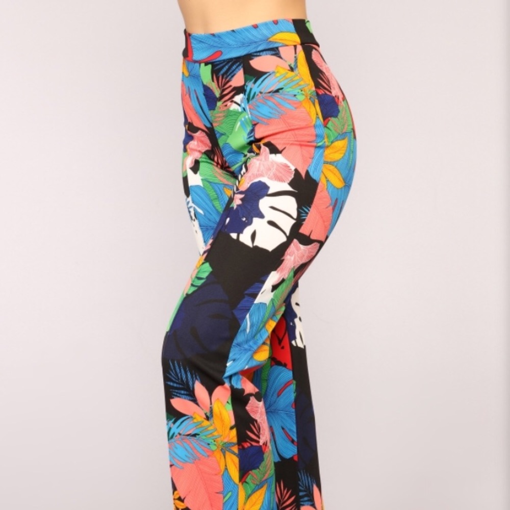 COPY - NWT Fashion Nova SzL floral print back zip pants.